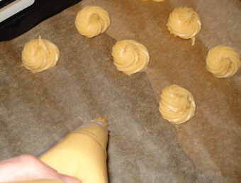 Petisús rellenos de mousse de turrón  Petiturron1