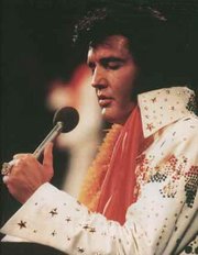 انواع اهنگ Elvis-presley-picture-singing-1970s