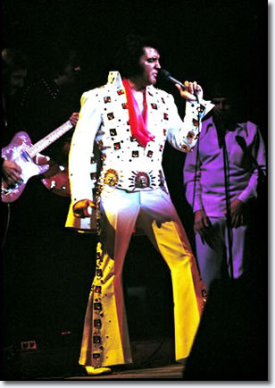 Never-before-seen Elvis photos revealed ! 1972_madison_square_garden_2