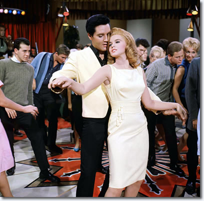 UNA FOTO DE ELVIS.¿QUIÉN ES EL BOMBÓN QUE ESTÁ A SU LADO? 1964_ann_margret_elvis