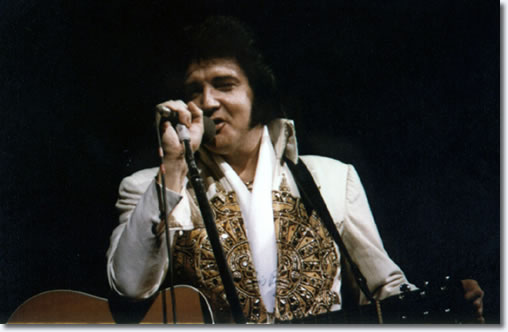 Indianapolis 1977 WAS filmed!!!!!!!!!!! Elvis_june_26_1977_3