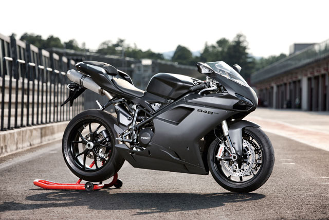 Ducat 848 / 848 EVO - Page 3 Ducati-848-evo-pitlane