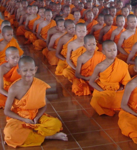 DHAMMAPADA  , La consapevolezza Novitiate_group_in_the_Buddhism_sits_the_concentration_prays