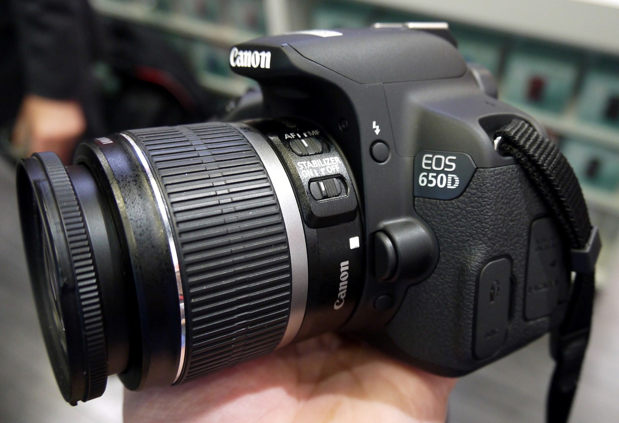 أســأل ونحن نجيب عن تصوير الفيديو ؟؟؟ Highres-canon_eos_650d_hands_on-7-Custom_1339620625