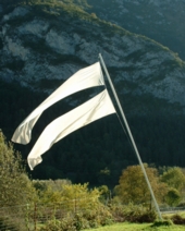 Porte des toiles, donnant sur une grande clairire Drapeau-blanc