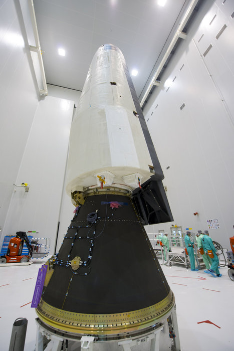 Vega VV04 (IXV) - 11.2.2015 - Page 6 IXV_installed_on_its_payload_adapter_node_full_image_2