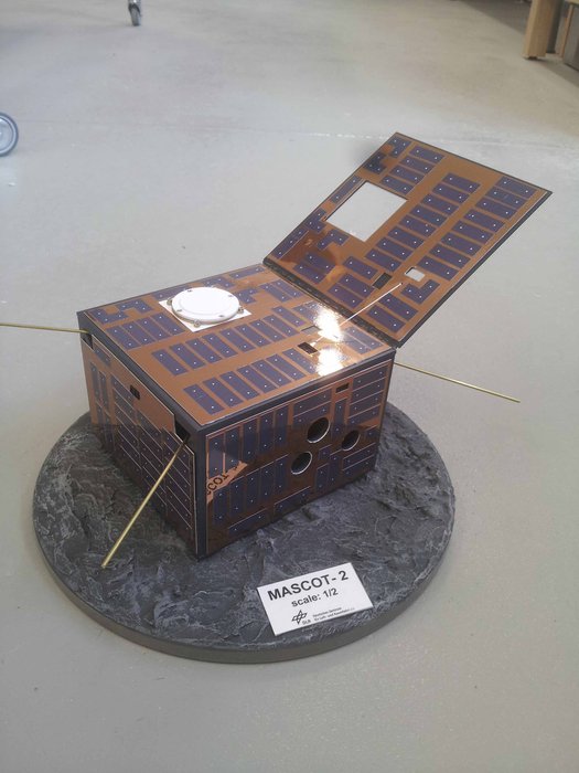 Sonde technologique Asteroid Impact and Deflection Assessment (AIDA) Mascot-2_lander_model_node_full_image_2