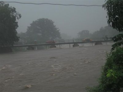 Cuba sigue recibiendo fuertes lluvias que están provocando graves inundaciones con miles de evacuados Rio%20yayabo%201