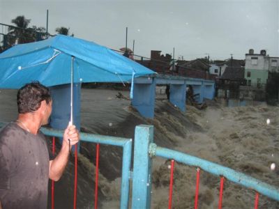 Cuba sigue recibiendo fuertes lluvias que están provocando graves inundaciones con miles de evacuados Rio%20yayabo%202