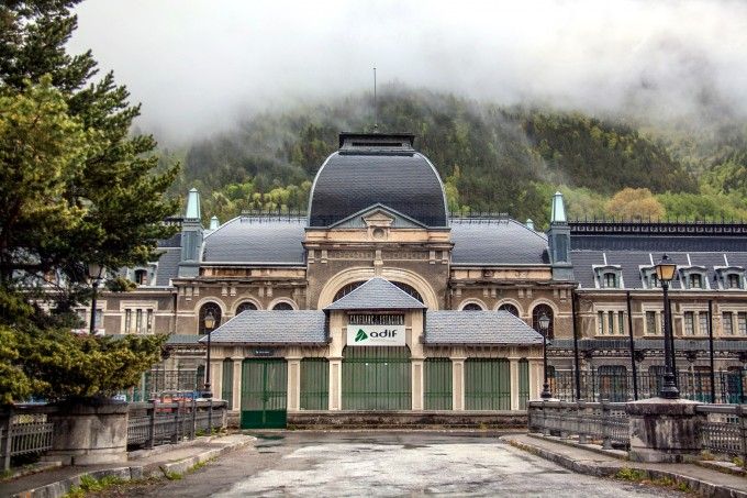 Los 12 lugares abandonados más espectaculares de España Canfranc-1-680x453