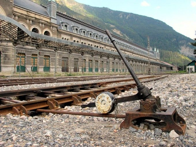 Los 12 lugares abandonados más espectaculares de España Canfranc-2-680x510