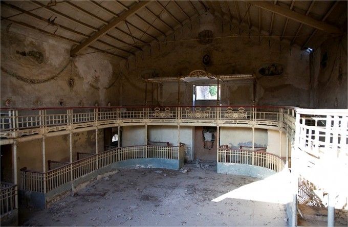 Los 12 lugares abandonados más espectaculares de España Teatro-cervantes.-colonia-Sta.-Eulalia-680x444