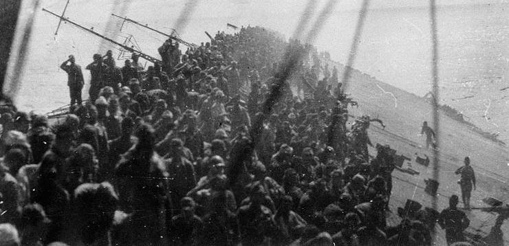 BATALLAS NAVALES Y AERONAVALES Lowering_the_flag_on_Zuikaku