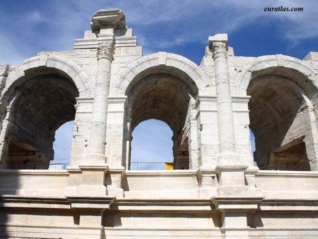 صور من ميادين العالم Arles_arenes