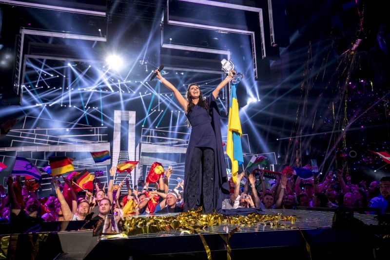 Ştiri din muzică - Pagina 2 Jamala-cu-trofeul-Eurovision-2016-FOTO-Andres-Putting-800x533