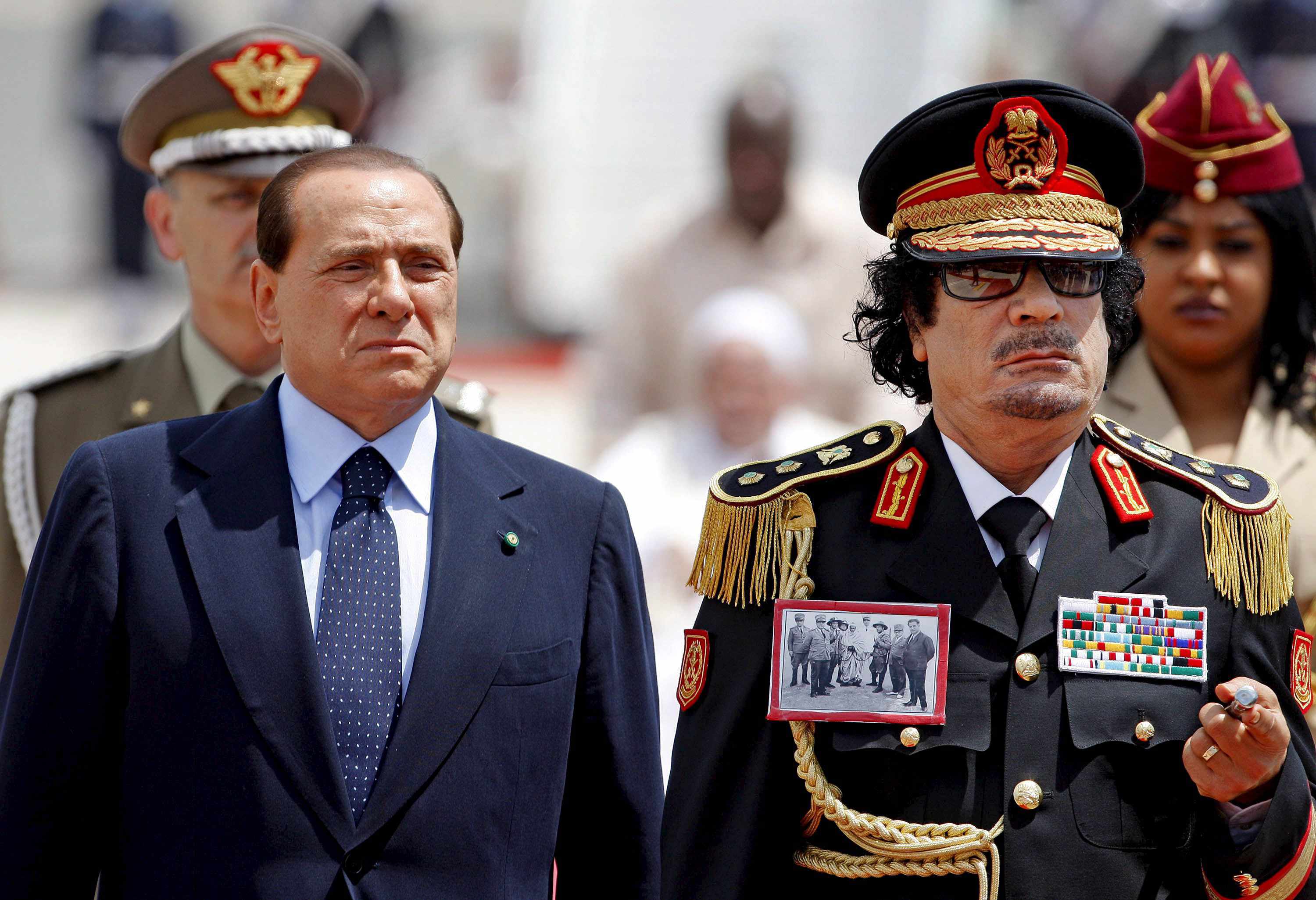 El Rey defensor de asesinos, y el Franquismo, no se pueden separar Berlusconi_Gaddafi