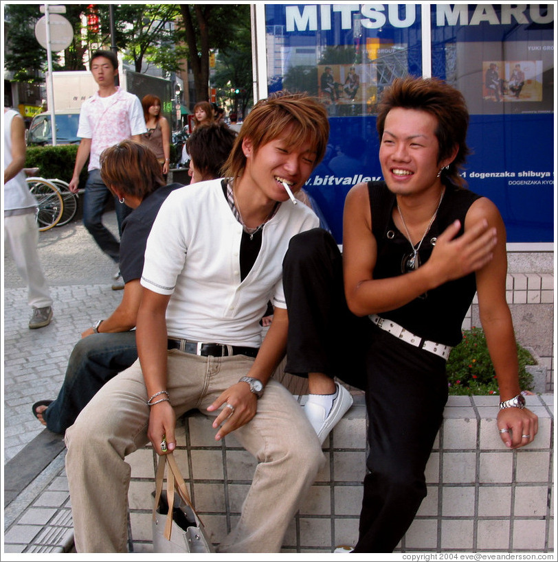 LEs GalO KSakO ? Tokyo-shibuya-smoking-guys-large