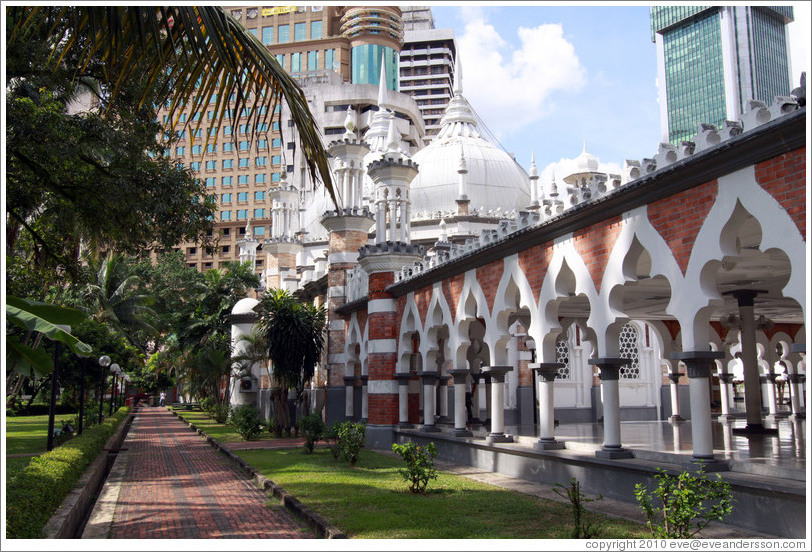 Tham quan nhà thờ hồi giáo Jamek và thưởng thức xiên nướng Kuala-lumpur-masjid-jamek-8-large