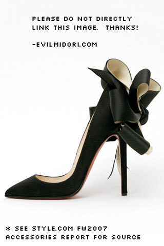 Nuestros zapatos preferidos Louboutin_satin_crepe_pump_bow_detail