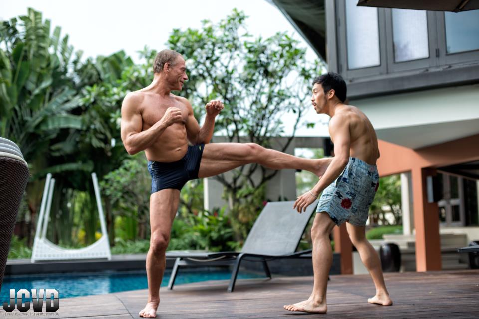 Van damme plus en forme que jamais en Thailande ???  6530874_orig