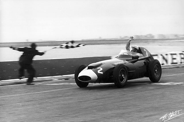 [Pilote] Stirling Moss - Page 2 Moss_1958_Portugal_01_BC