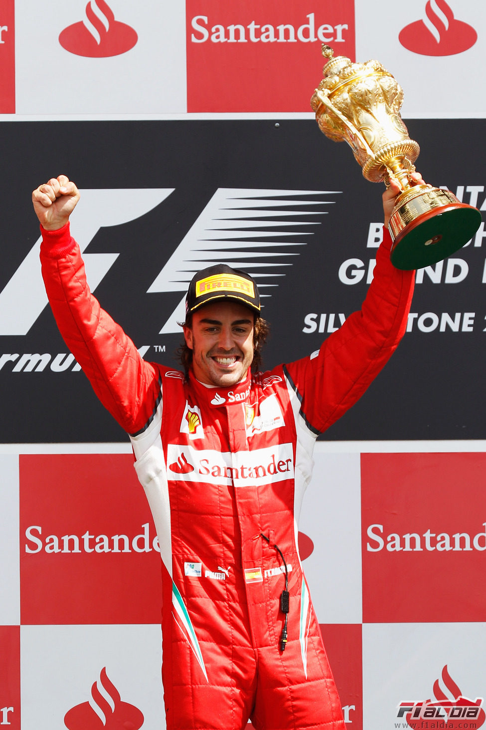 ¡CONCURSO CHORRA! - Página 8 10486_alonso-levanta-su-trofeo-de-ganador-en-el-gp-de-gran-bretana-2011