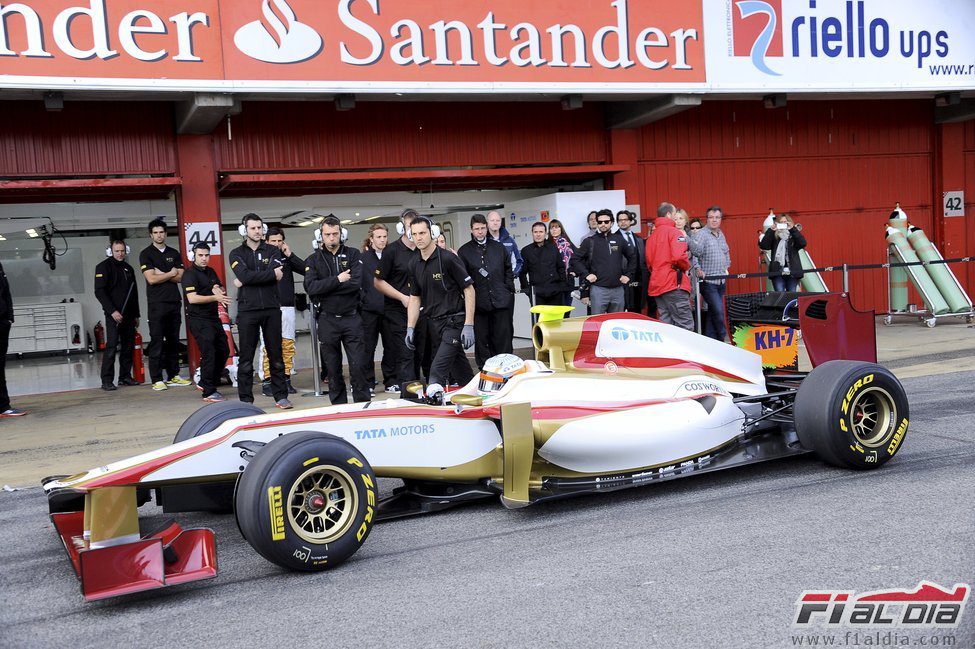 Presentación equipos F1 2012 12939_los-mecanicos-observan-como-sale-a-pista-el-nuevo-f112