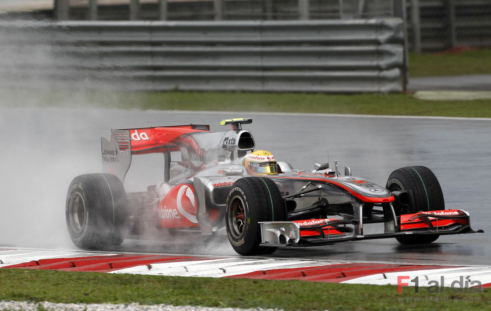Malos augurios para McLaren 4862_la-lluvia-le-juega-una-mala-pasada-a-hamilton