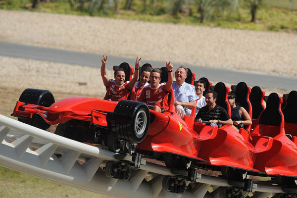 Fernando y Felipe visitan el 'Ferrari World' de Abu Dabi 005_small