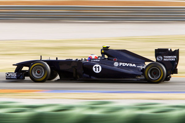 Williams muestra su nuevo monoplaza de 2011, el FW33 006_small