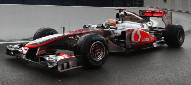 Hamilton y Button dominan bajo la lluvia en los segundos libres 001_small