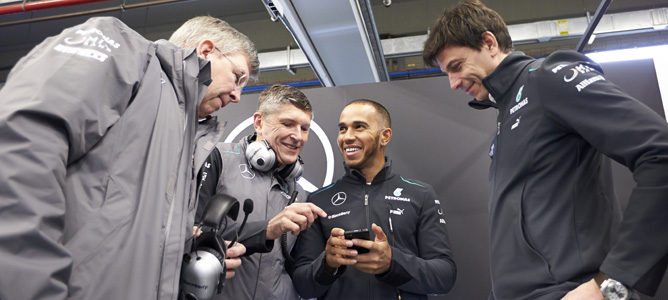 Mercedes luce su nueva espada en el debut de Lewis Hamilton 001_small