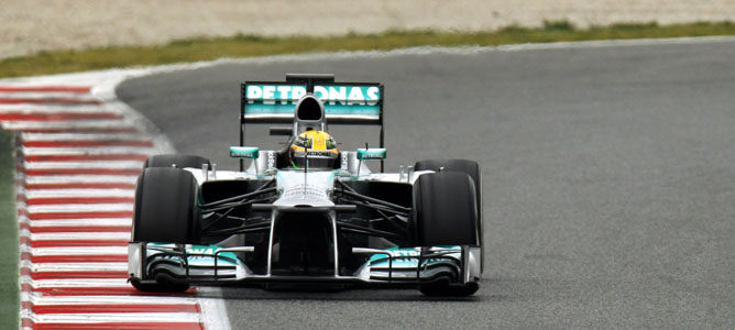 Lewis Hamilton lidera y cierra la cuarta jornada de test en Barcelona 001_small