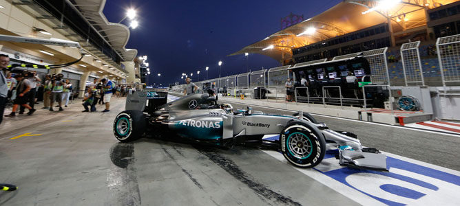 Lewis Hamilton triunfa bajo los focos de Bahrain 001_small