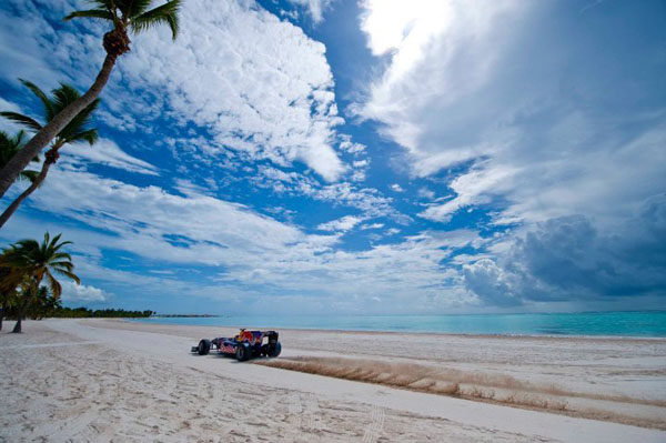 Alguersuari, a 180 km/h por las playas del Caribe 002_small