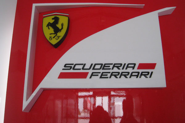 Ferrari muestra su nuevo logo para 2011 001_small