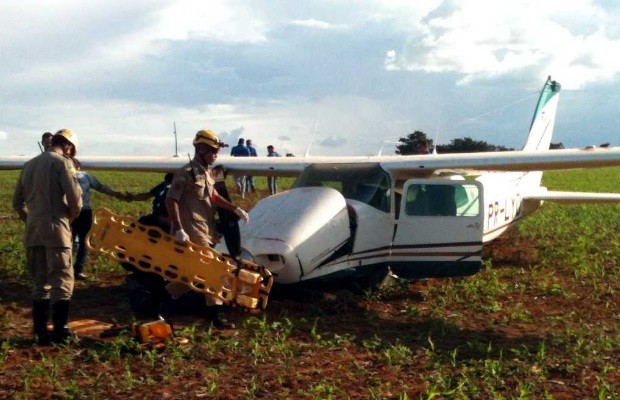 [Brasil] Avião com quatro ocupantes faz pouso de emergência em lavoura Aviao-600