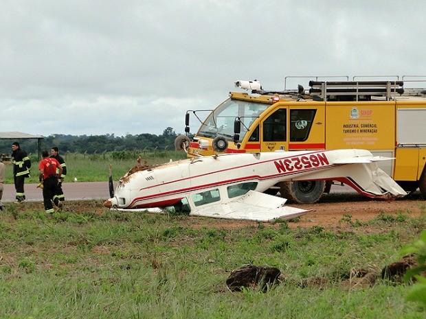 [Brasil] Aeronave tomba em pista de aeroporto de MT durante decolagem Aviao_tomba_sinop620