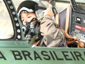 [Brasil] Aviadora da FAB faz primeiro voo solo em avião de combate I115518172351791