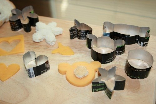 MOLDES PARA GALLETAS CON LATAS DE REFRESCOS  Cookie-Cutters-use-soda-can01