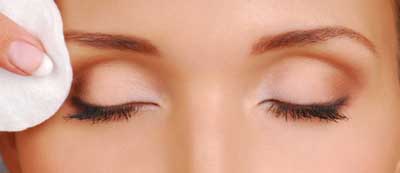 10 خدع تجميلية يجب أن تعرفها المرأة Remove-eye-makeup-fabulouslybroke