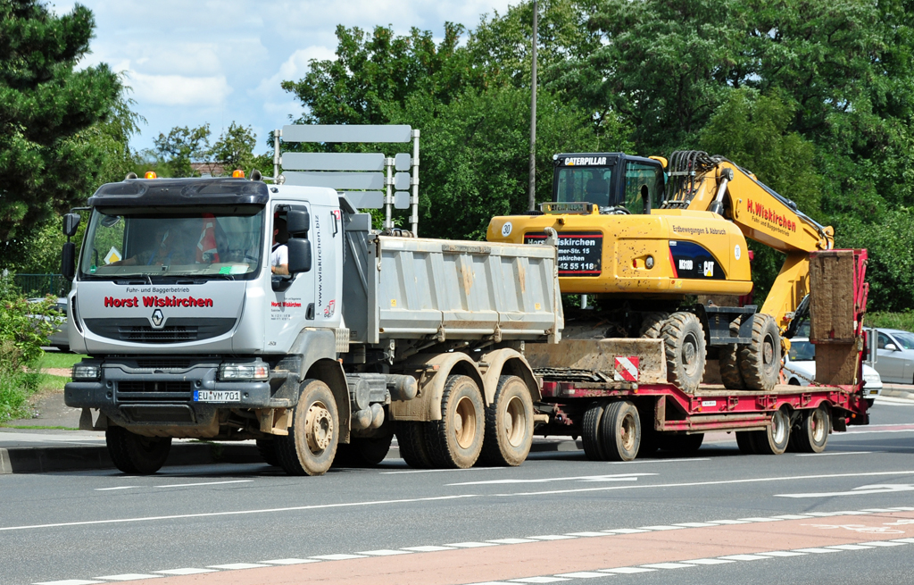 caricatori caterpillar Renault-kipper-mit-caterpillar-bagger-auf-42587