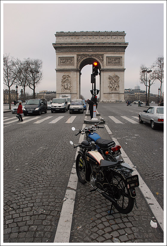 Traversée de PARIS Suzuki125GT-paris-2014-01