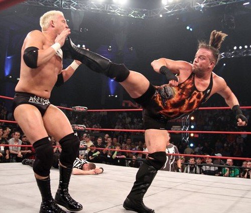 POSIBLE RETORNO DE RVD A LA WWE ROB-VAN-DAM-e1301472951731