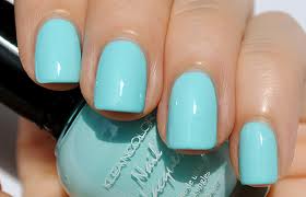 طلاء الأظافر لصيف 2014 Vernis-%C3%A0-ongles-bleu-claire