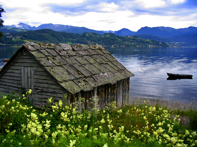 இயற்கை எழில்.03 - Page 7 IMG_1451_100_year_old_slate_roof_boathouse_Hardangerfjord_Norway