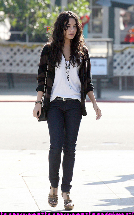 Melanie Rouergue Vanessa-hudgens-candids-01