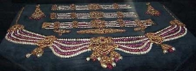 مجوهرات وتحف 1 Jewelry_antiques51