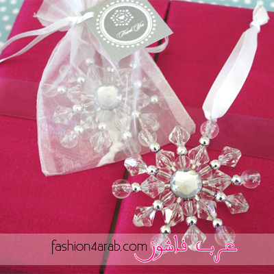 افكار لهدايا و تذكارات الزفاف الشتوية Beaded_snowflake_ornament