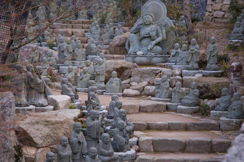 Votre image à vous (Période du 11/01/14 au 11/08/14) - Page 37 An-amazing-garden-of-mini-buddhas-inside-daishoin-temple